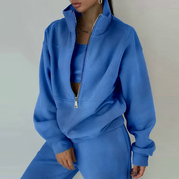 Chic women's two-piece casual outfit, a comfortable and stylish tracksuit for any activity.