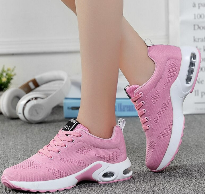 Sporty women's lace-up sneakers with air cushioning, perfect for athletic activities and everyday wear.