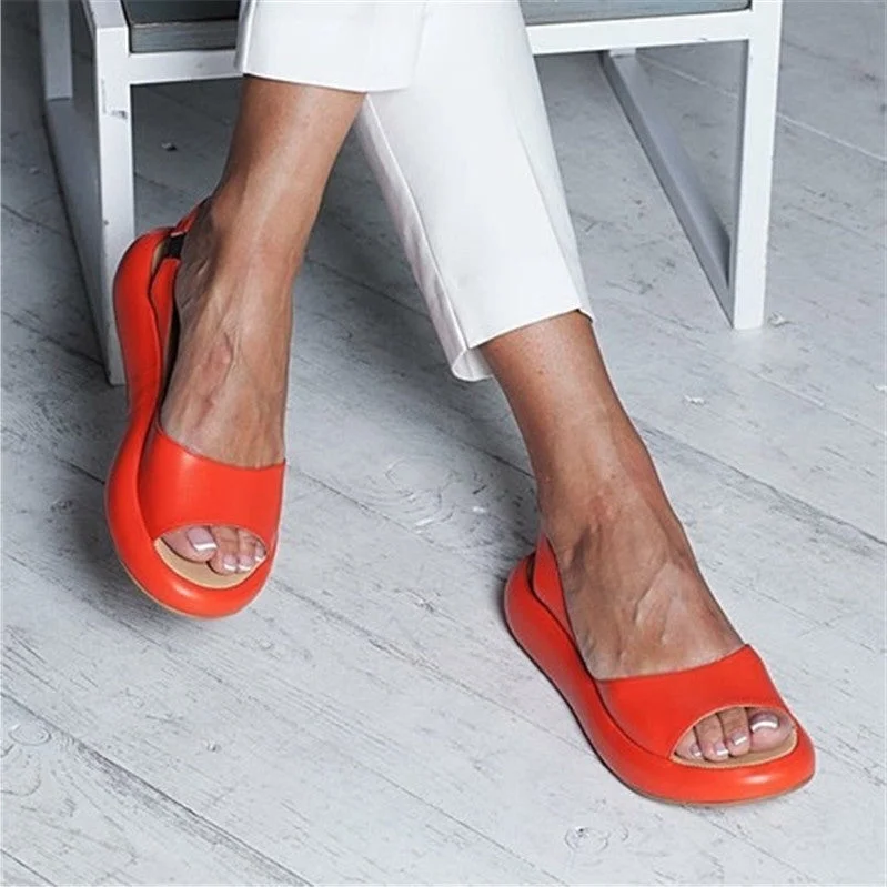 Stylish women's walking sandals with excellent arch support for all-day comfort during summer.