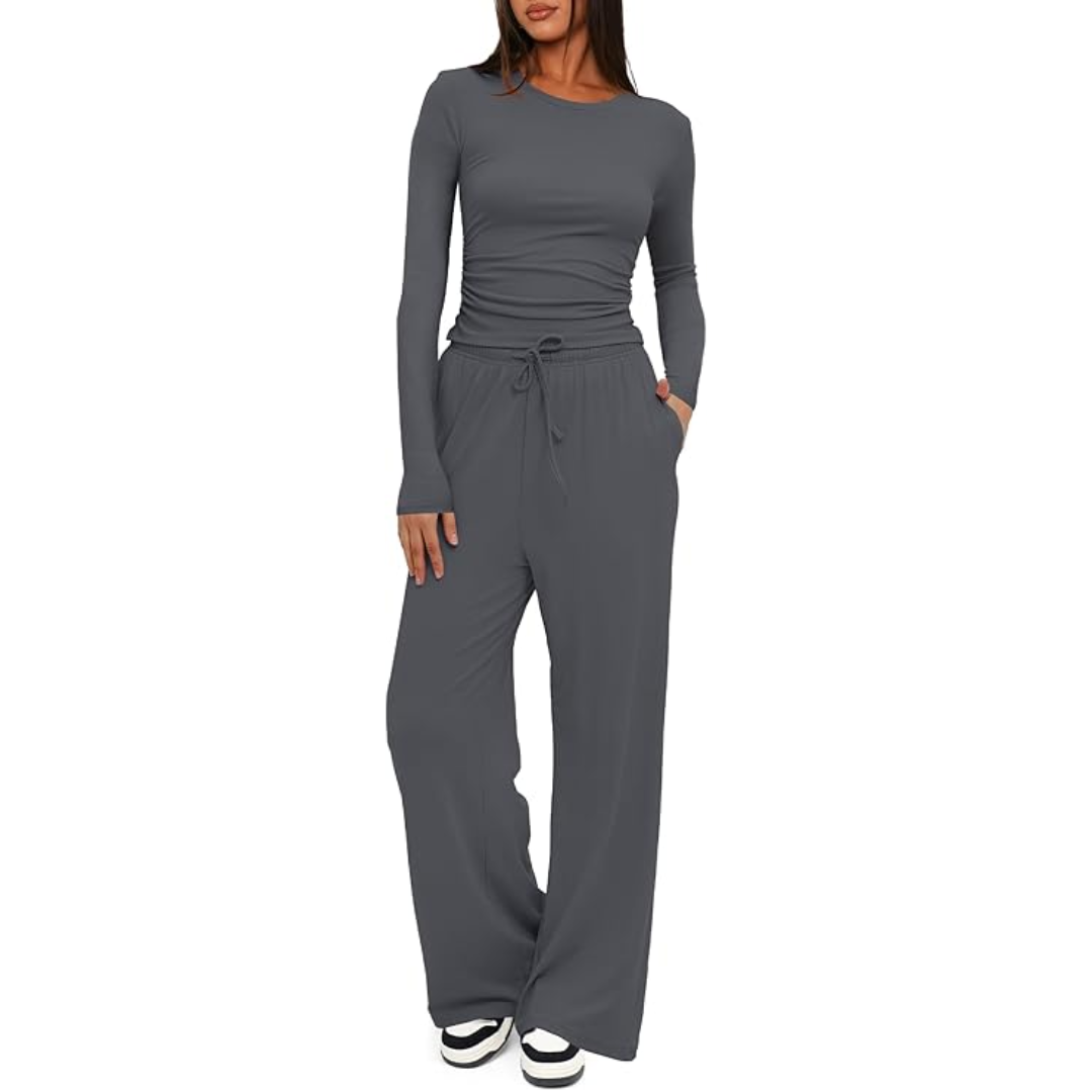 Two-piece women's loungewear set, perfect for comfort, with a comfortable long sleeve top and wide leg pants