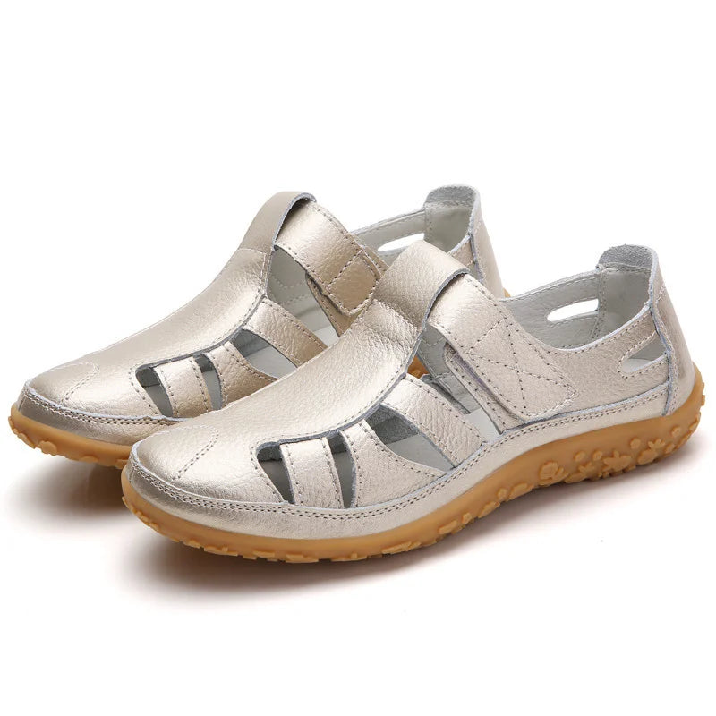Lightweight women's walking sandals, combining comfort, balance, and support.
