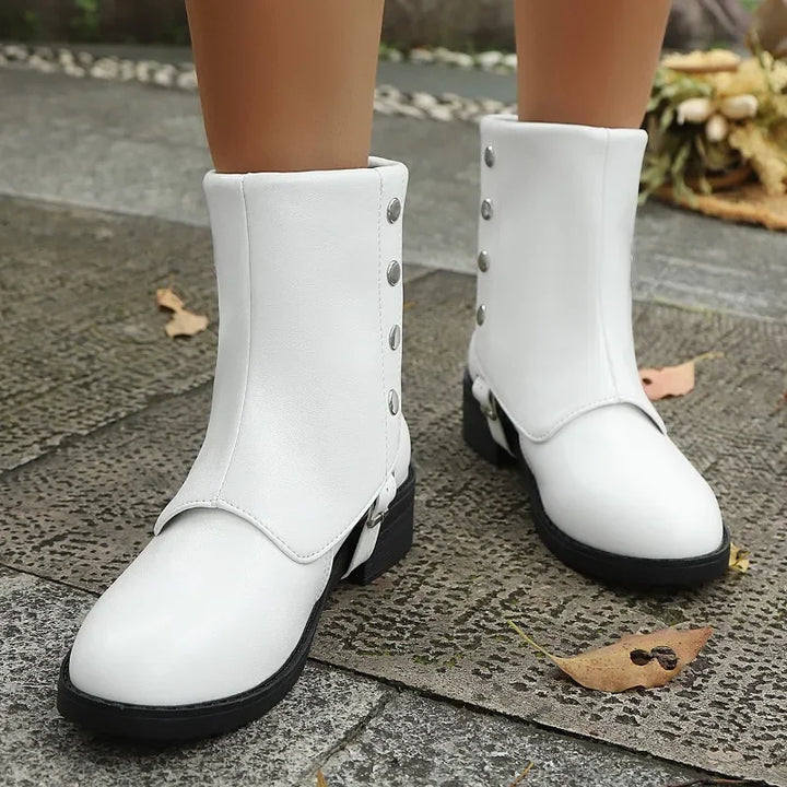Black women's low heel ankle boots, combining comfort & style for everyday wear. Essential fall fashion.