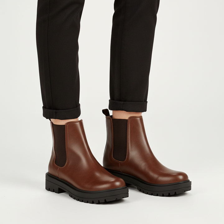 Emma comfortable Chelsea boots for women, detailed view of leather texture and stitching