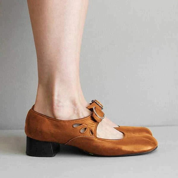 Casual women's leather flat sandals, comfortable design with arch support, great for summer.