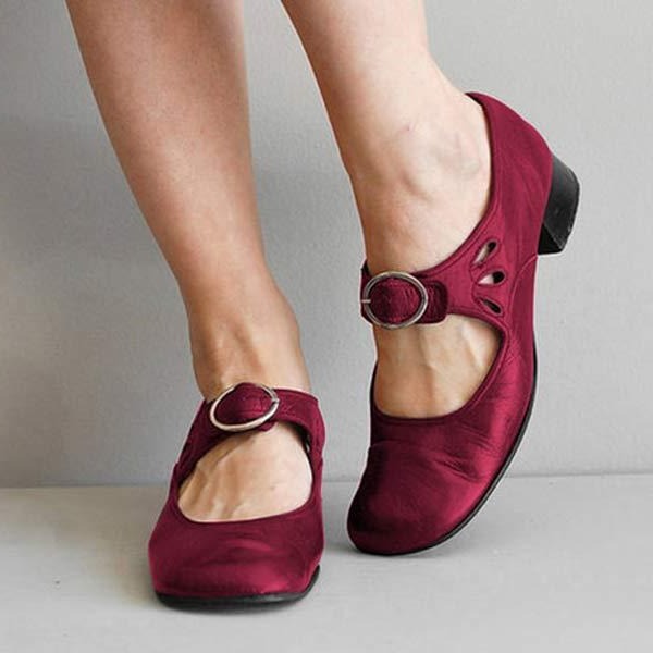 Women's ergonomic flat leather sandals, offering arch support & comfort for daily walking.