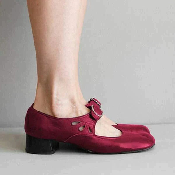 Comfortable women's flat leather sandals with arch support, designed for foot pain relief.