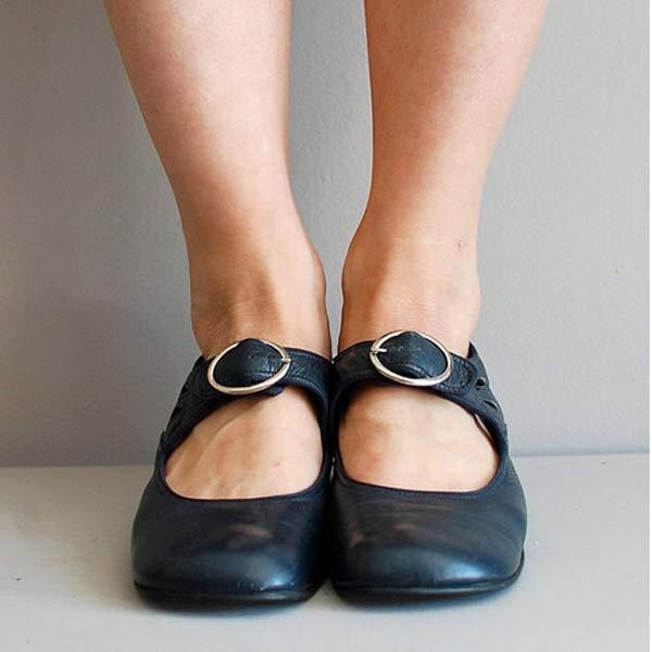Women's flat leather sandals with arch support, comfortable open-toe design for summer casual wear.