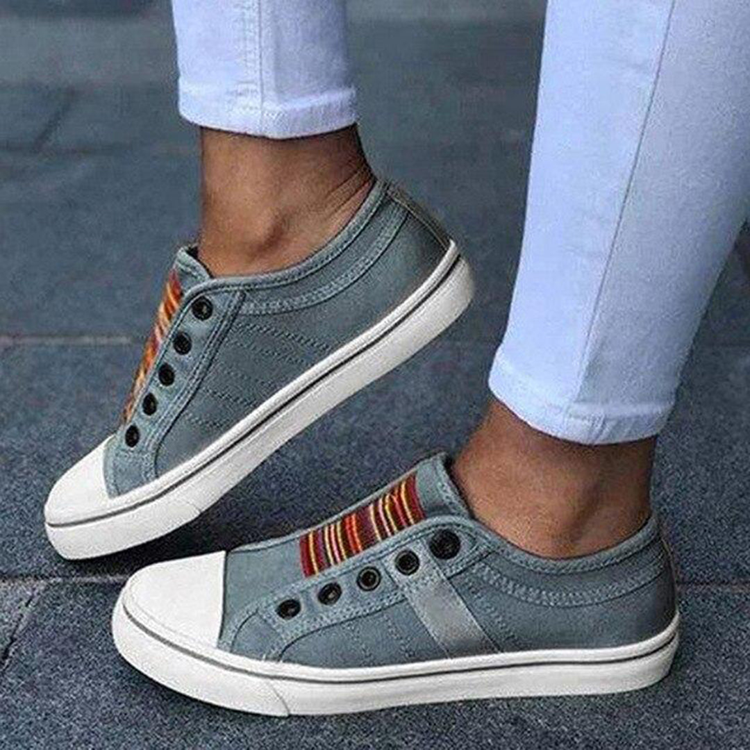 Women's comfortable lightweight casual trainers, ideal for daily wear. Lace-up athletic walking shoes.