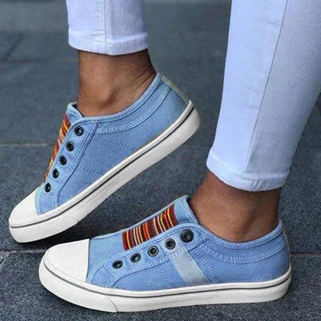 Stylish women's casual sneakers, lightweight and comfortable for everyday fashion. Versatile walking shoes.