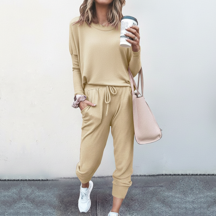 Casual and comfortable women's apparel: 'Johanna' two-piece loungewear set with stretch fabric.