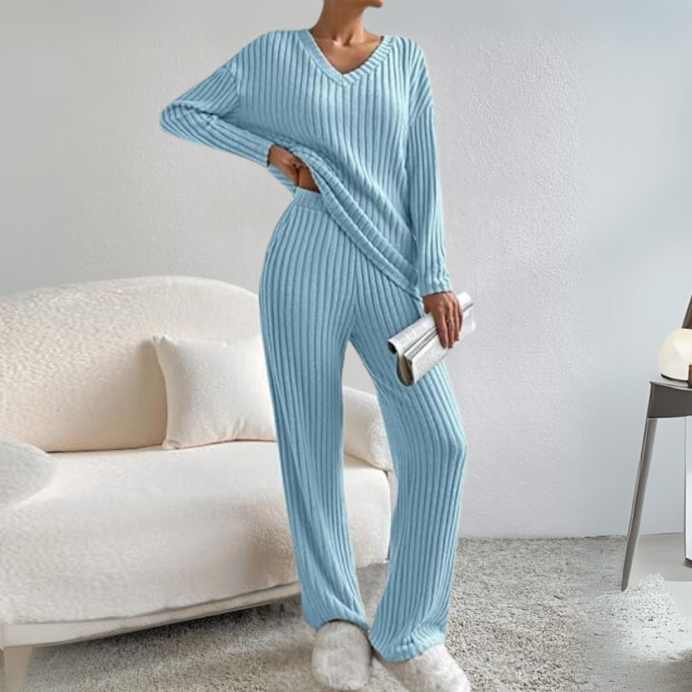 Women's comfortable Maren lounge set, soft polyester two-piece for relaxed everyday wear.