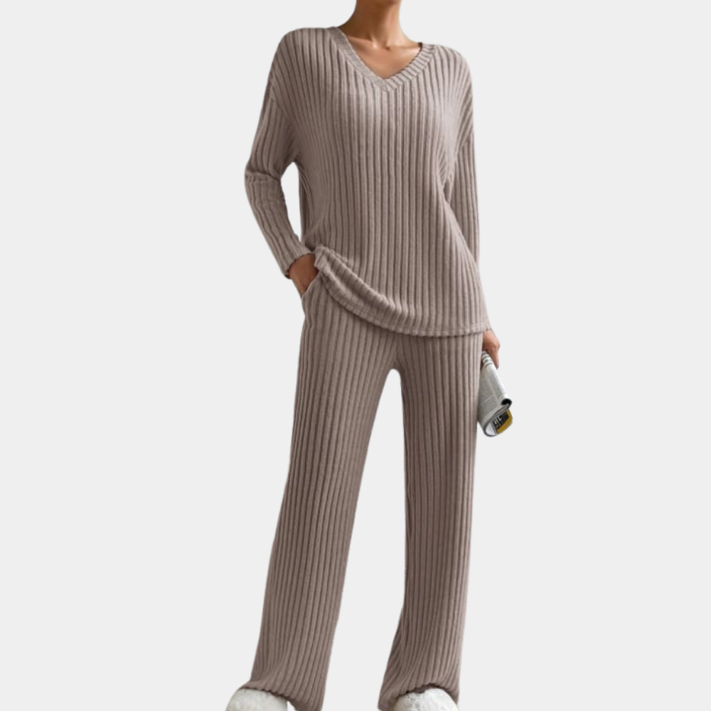 Maren women's comfortable polyester lounge set, relaxed fit two-piece for ultimate relaxation and everyday wear.