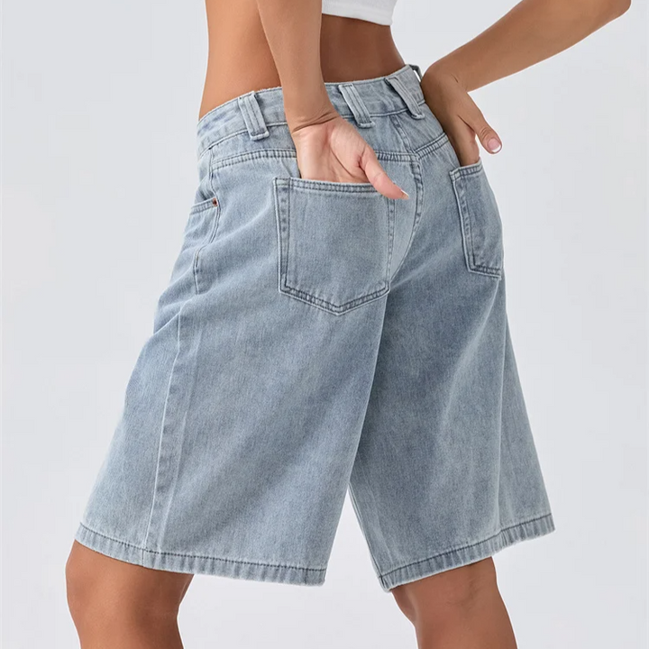 Everyday women's Bermuda shorts with a comfortable mid-waist fit, ideal for summer.