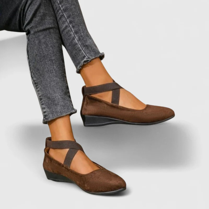 Versatile women's open-toe sandals, perfect for warm weather and daily wear. Stylish and comfortable summer shoes.