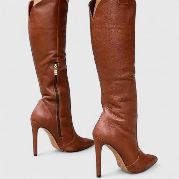 Supportive women's orthopedic ankle boots with a chic pointed toe, designed for comfortable all-day wear.