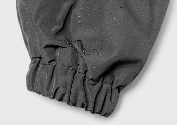 Modern women's oversized coat, combining comfort with casual elegance for everyday fashion.