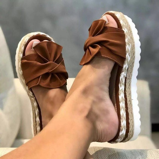 Versatile women's fashion sandals with arch support, featuring a comfortable platform for chic summer outfits.