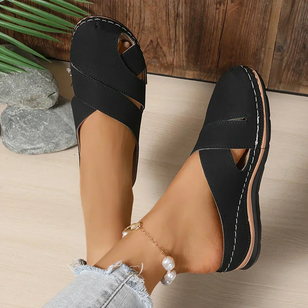 Elegant women's platform wedge sandals with an ergonomic sole for comfort. Versatile summer footwear.