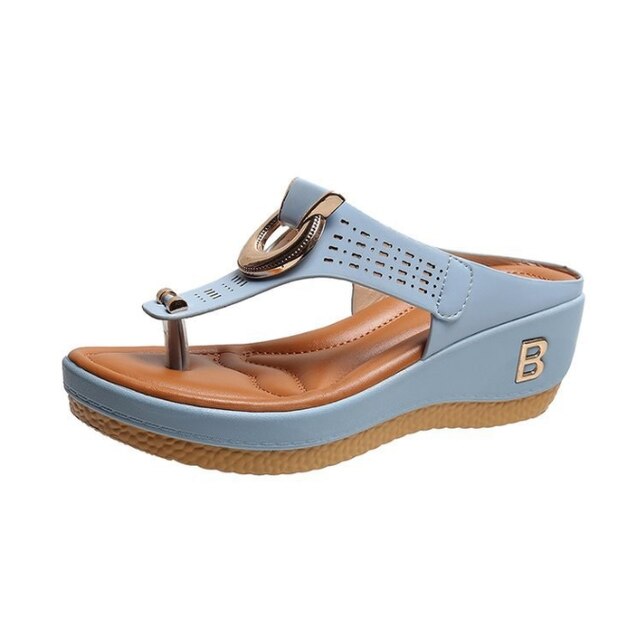 Stylish open-toe flat sandals for women, offering support and comfort for daily wear.
