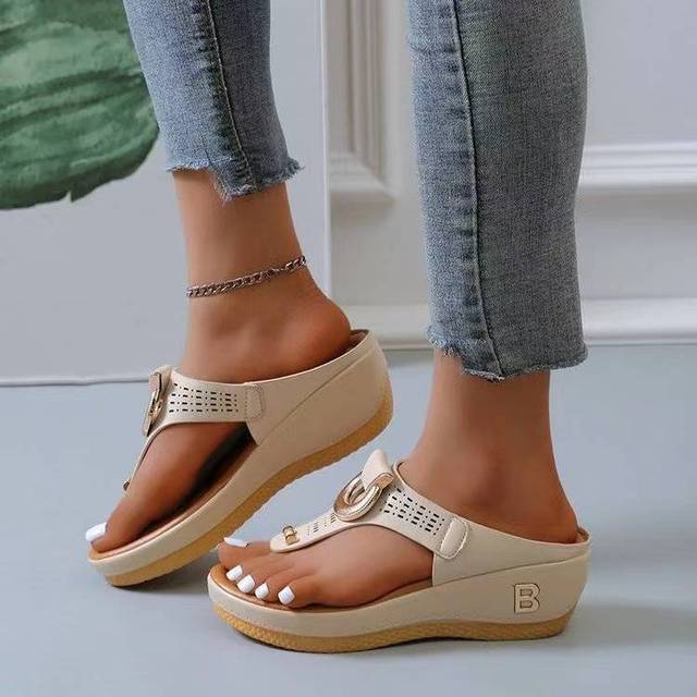 Lightweight open-toe sandals for women, ensuring comfortable and supportive steps all day.