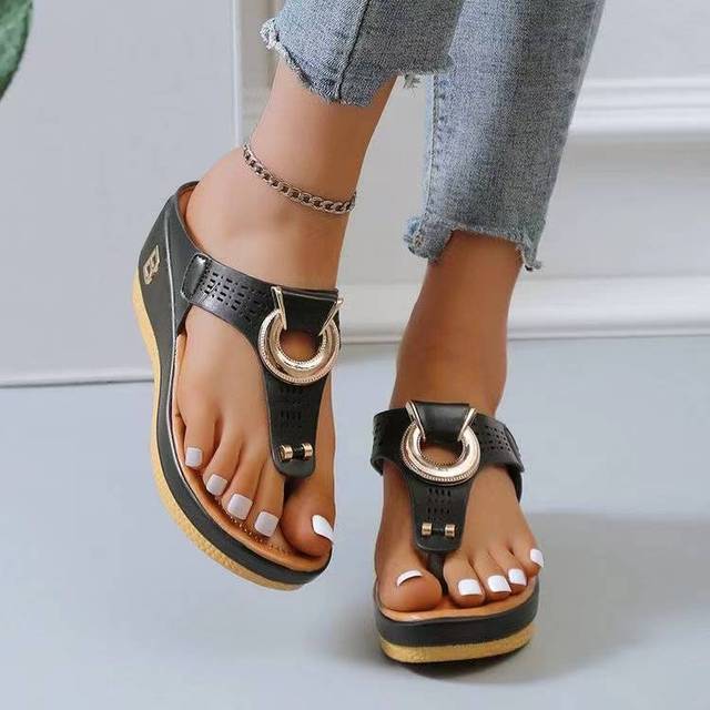 Durable women's casual sandals, offering maximum support and comfort for extended wear.