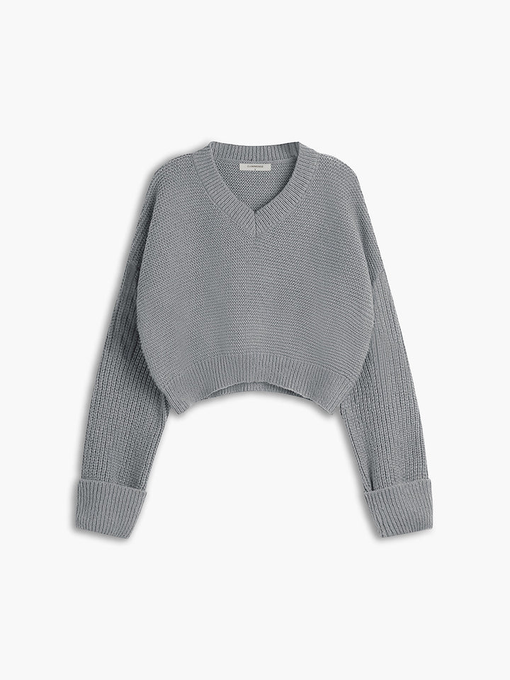 Casual knit V-neck sweater for women. A stylish pullover offering comfortable wear and a versatile everyday look.