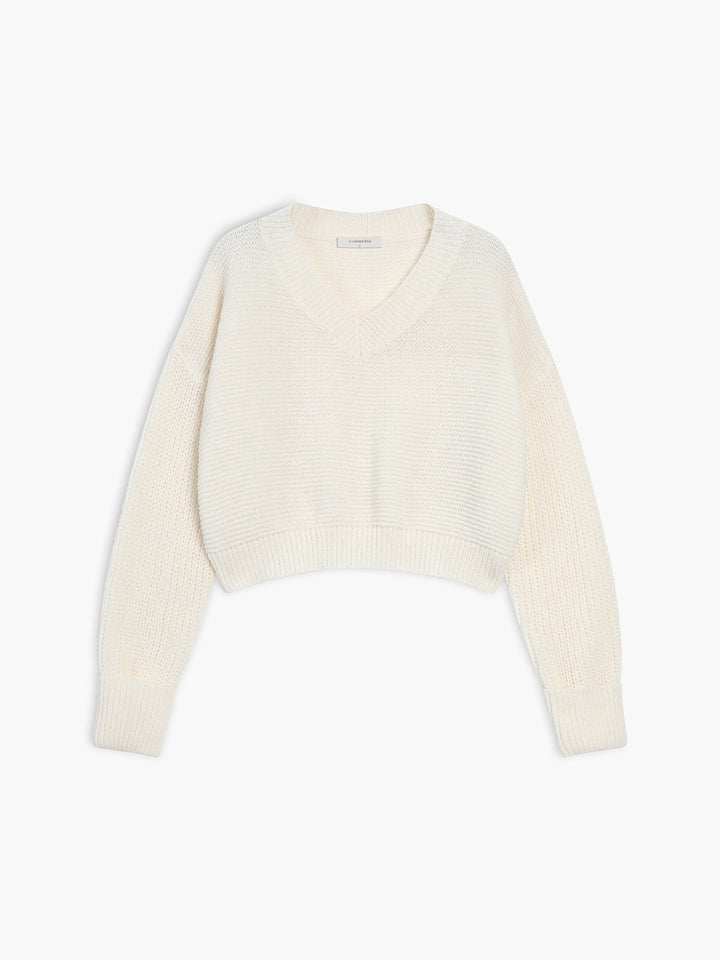 Comfortable women's V-neck sweater, perfect for leisure. Stylish long-sleeve pullover for effortless everyday fashion.