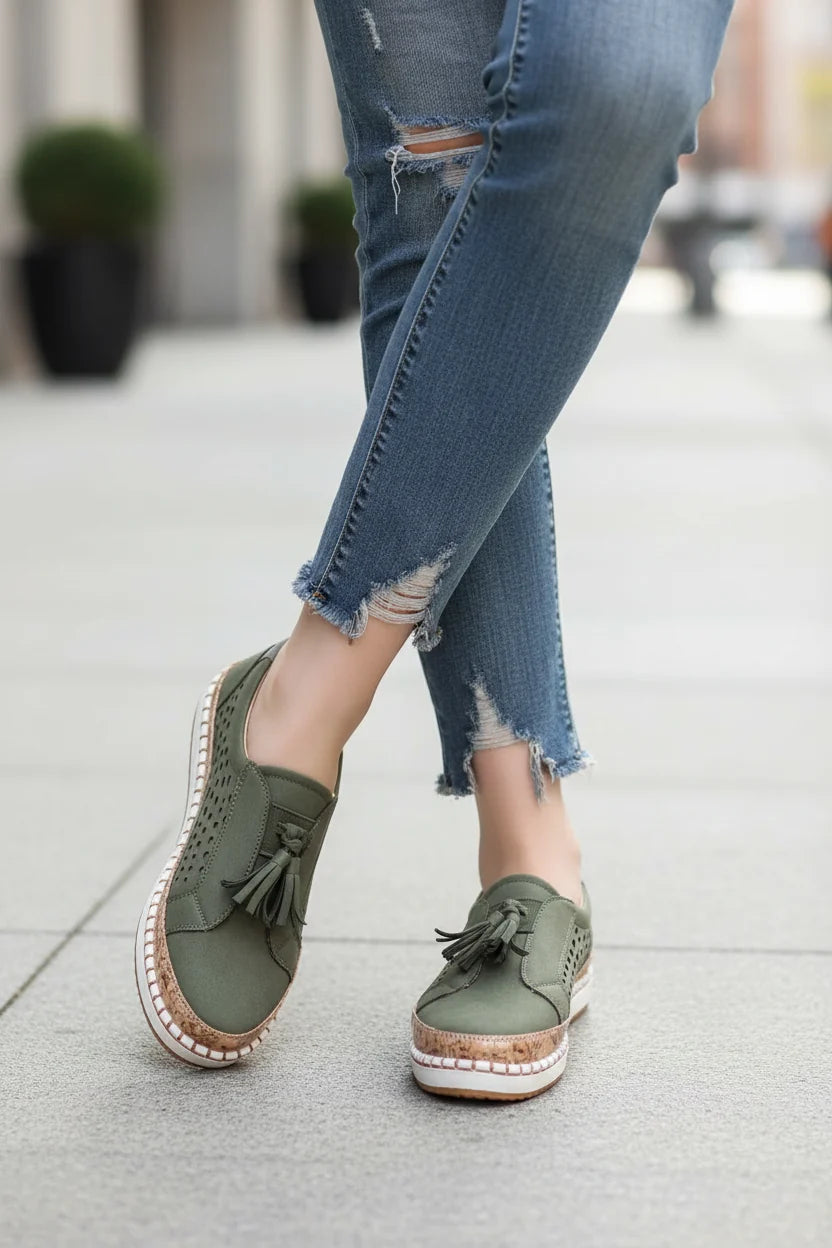 Women's comfortable walking shoes with arch support, ideal for everyday wear and long walks.