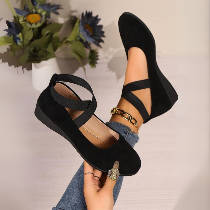 Comfortable women's slip-on wedge shoes, perfect for casual or elegant everyday wear with a supportive closed toe.
