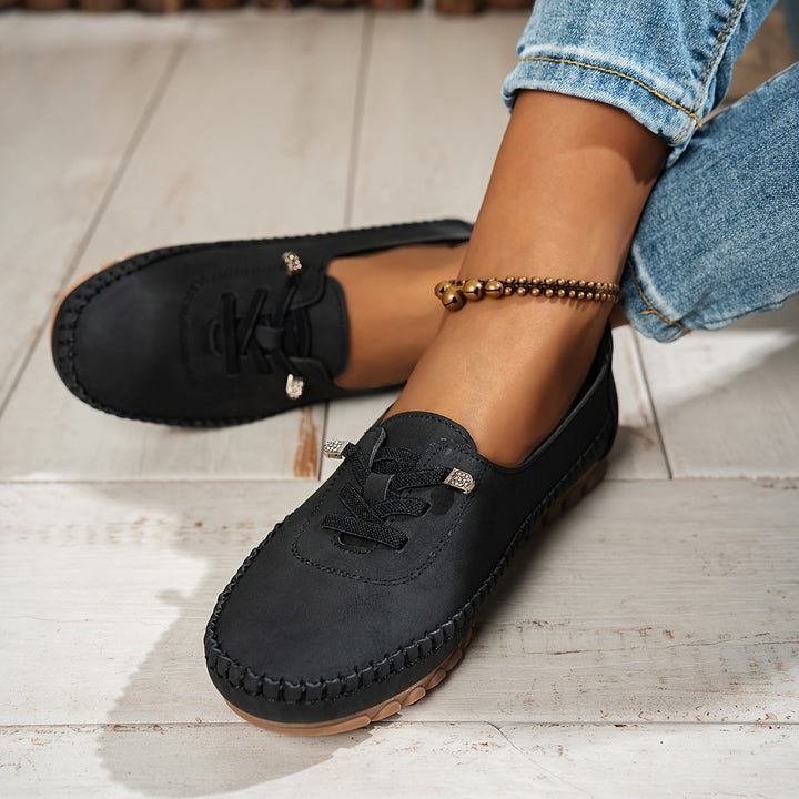 Close-up: Flexible sole of women's slip-on comfort shoes, with arch support for sensitive feet & walking.