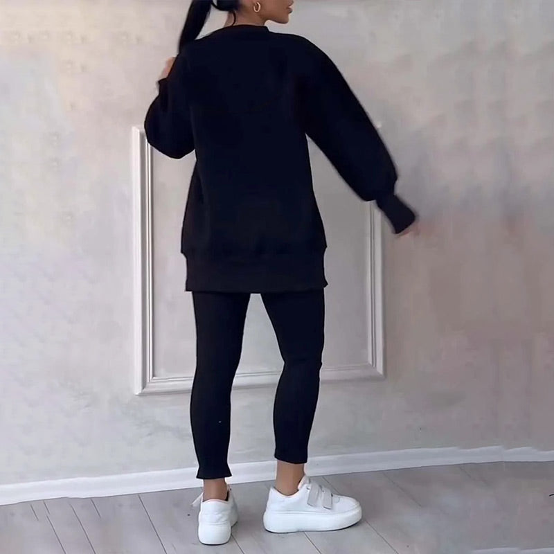 Sporty chic women's activewear set: oversized hoodie and seamless leggings for a relaxed yet stylish fit.