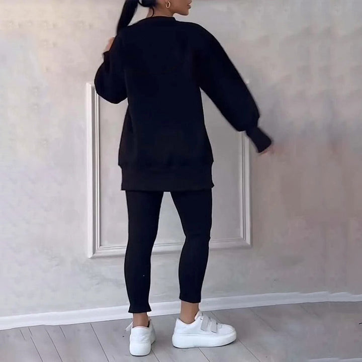 Sporty chic women's activewear set: oversized hoodie and seamless leggings for a relaxed yet stylish fit.