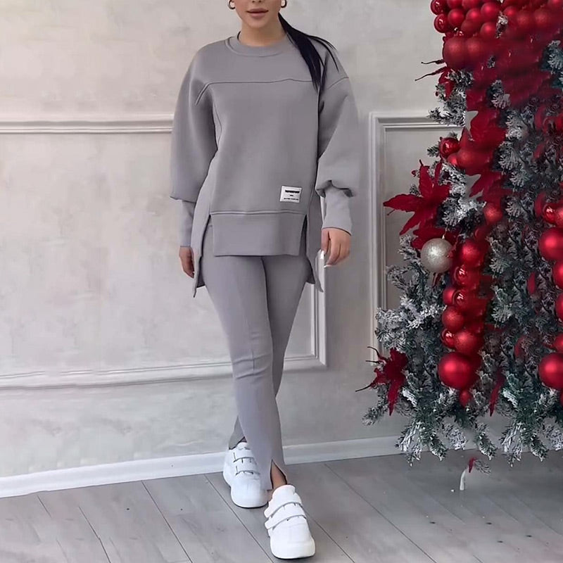 Cozy women's lounge wear set: oversized hoodie & seamless leggings for ultimate comfort and relaxation.