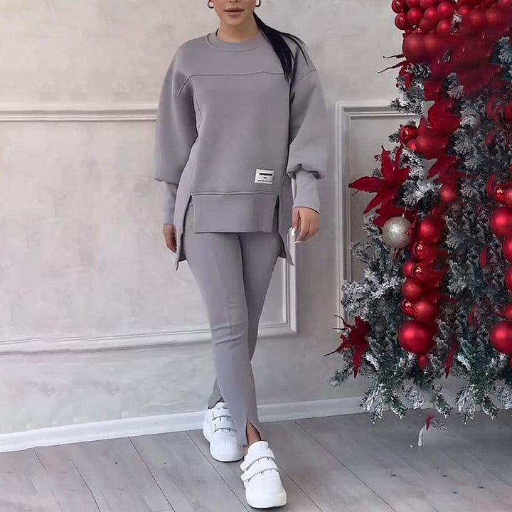 Cozy women's lounge wear set: oversized hoodie & seamless leggings for ultimate comfort and relaxation.