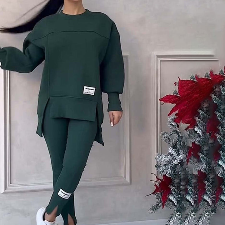 Relaxed fit women's clothing set: a soft oversized hoodie & stretchy seamless leggings for all-day comfort.