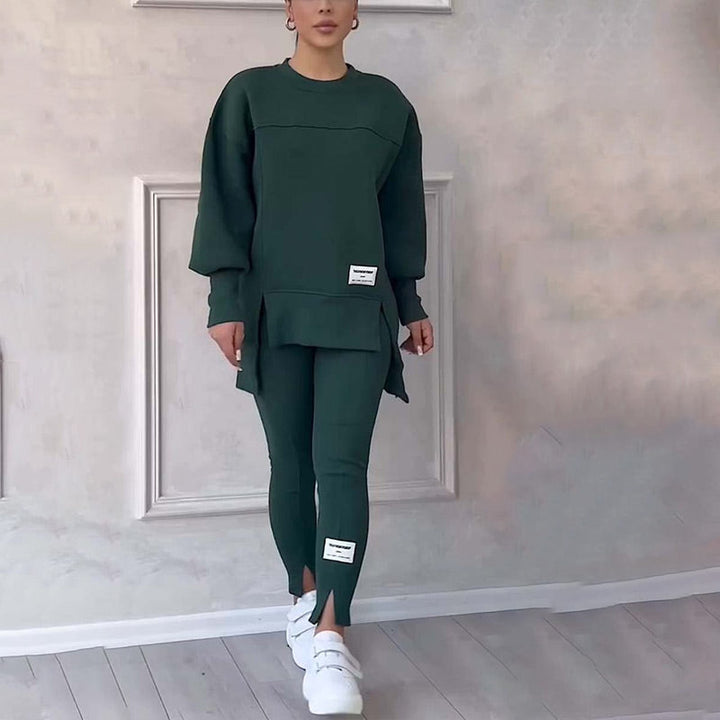 Soft women's clothing set: oversized hoodie and seamless leggings offering ultimate comfort and a relaxed fit.