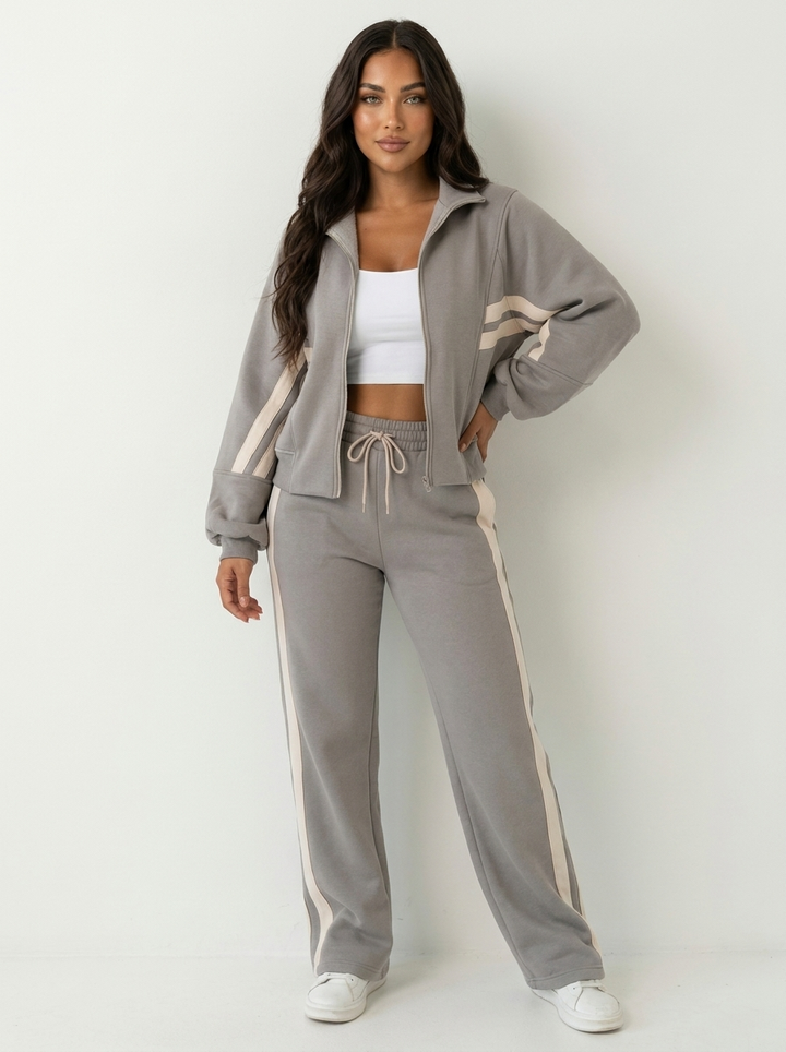 Stylish women's activewear tracksuit set, a zip-up jacket & wide leg pants, great for gym or casual outings.