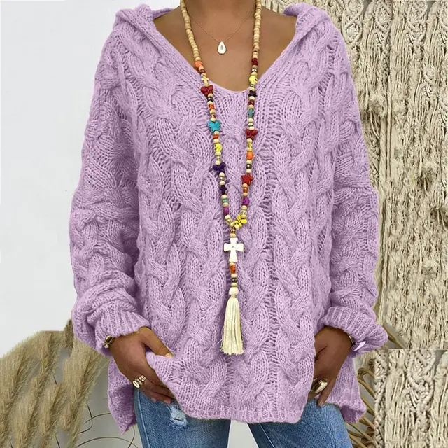 Practical and elegant women's cable knit sweater for cold weather, featuring a relaxed fit.