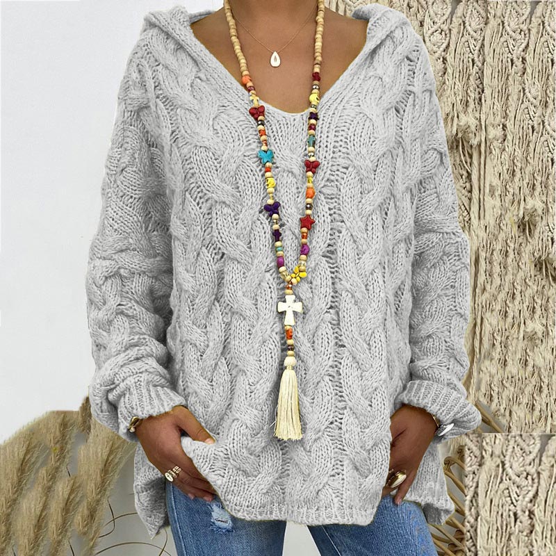 Warm women's cable knit pullover, a comfortable and elegant piece for everyday wear.