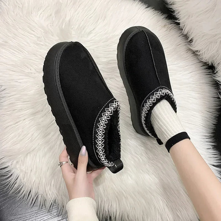 Cozy women's slip-on mules, perfect for relaxing at home or stepping out casually. Indoor-outdoor footwear.