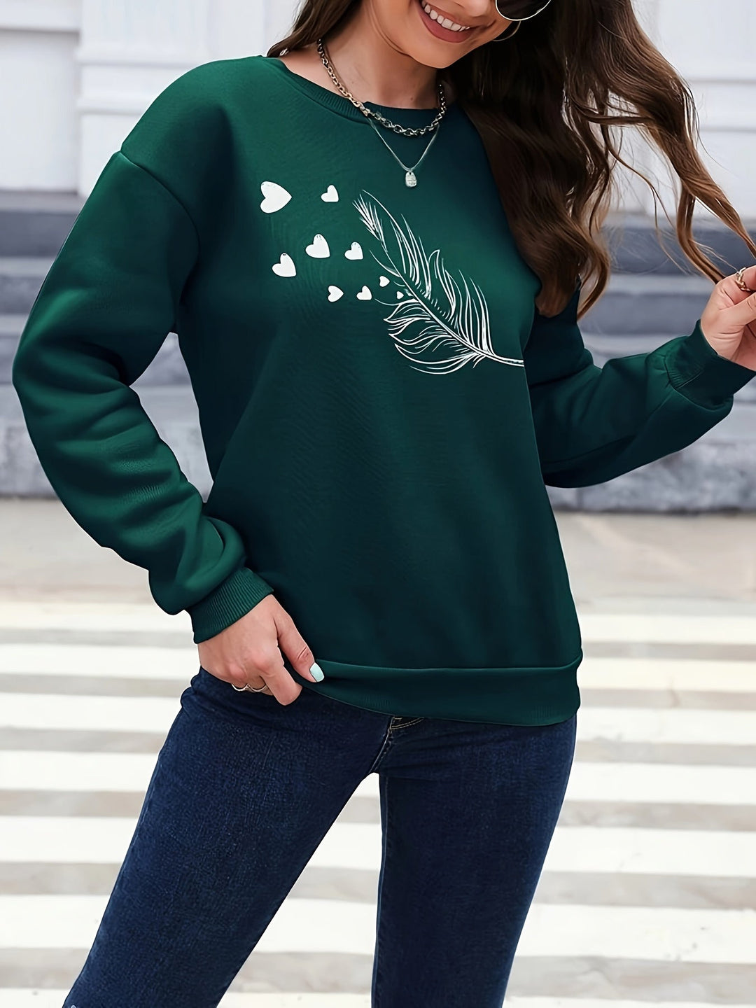 Chic women's feather print casual sweatshirt. Long sleeve pullover for a cozy and stylish winter look.