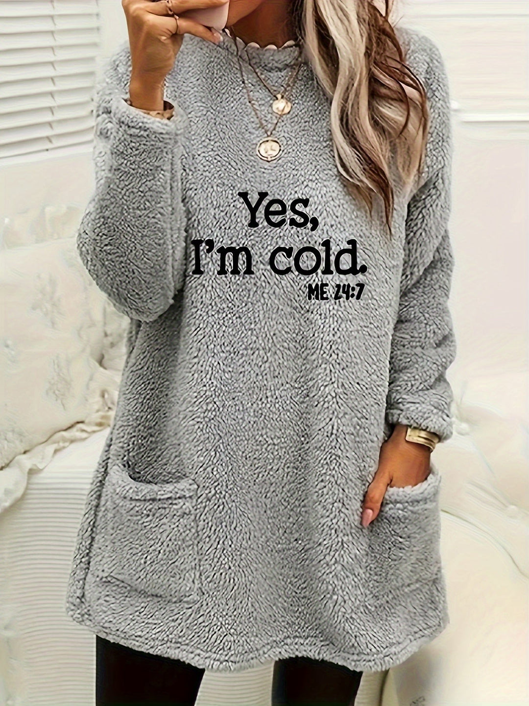 Cozy women's printed sweatshirt, soft fleece material & long sleeves; a comfortable graphic top for daily wear.