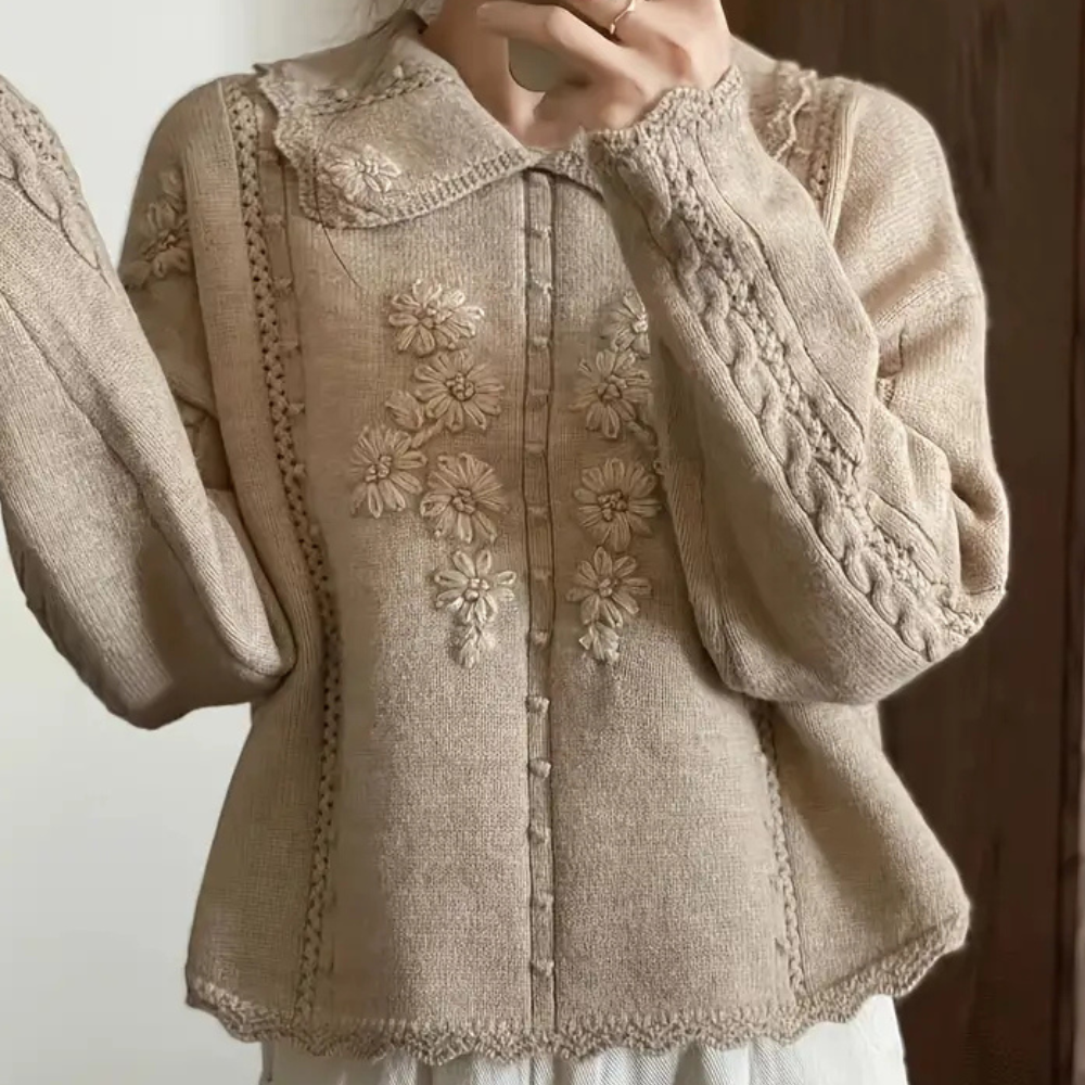 Stylish women's floral print pullover, a warm & cozy knitted top ideal for autumn and winter fashion.