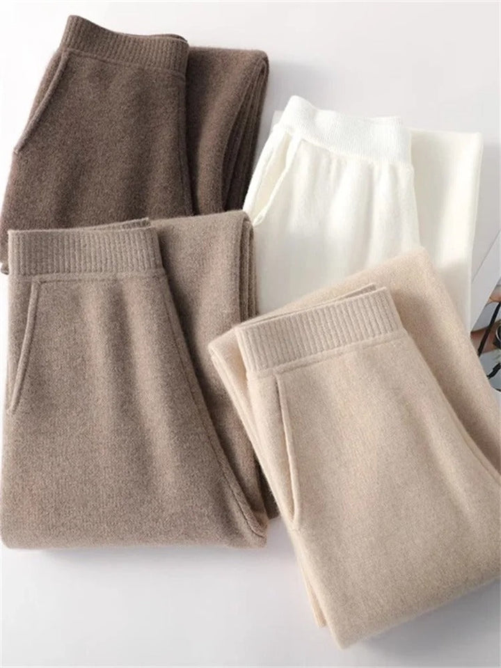 Stylish women's high-waisted loungewear pants. Cozy, warm, and versatile for casual or everyday wear.