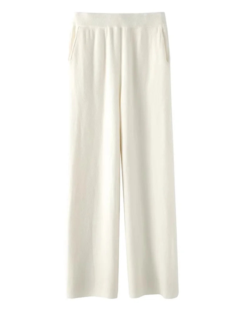 Plush, soft women's high-waisted pants. Cozy and warm comfort pants for relaxed fit, casual winter fashion.