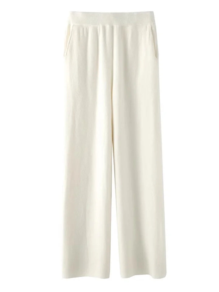 Plush, soft women's high-waisted pants. Cozy and warm comfort pants for relaxed fit, casual winter fashion.