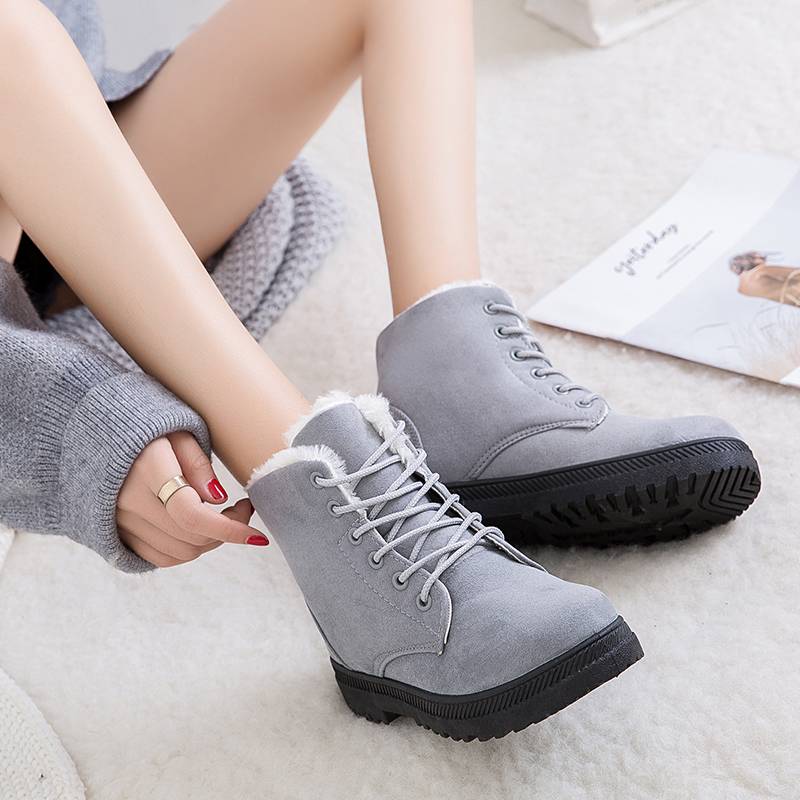 Stylish women's warm winter boots with superior insulation for ultimate comfort in cold, snowy conditions.