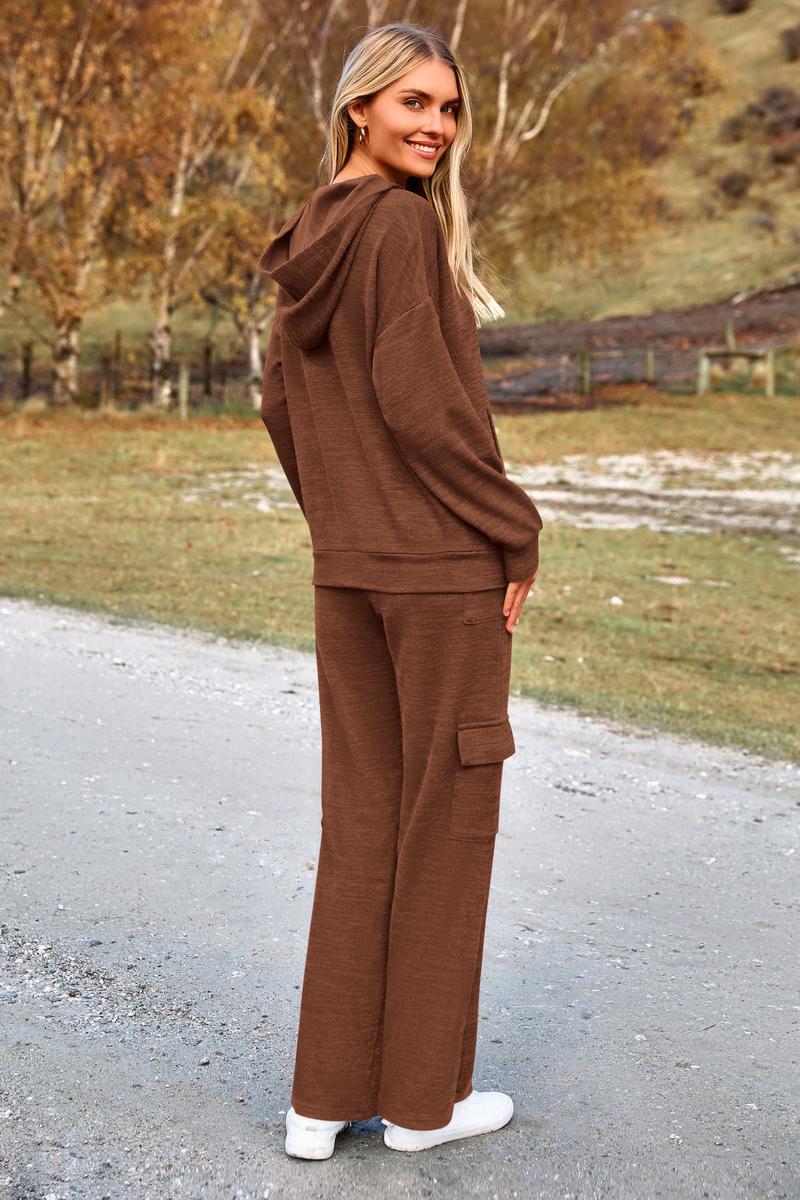 Comfortable women's knit lounge set. Two-piece outfit with hoodie & wide-leg pants for stylish everyday wear.