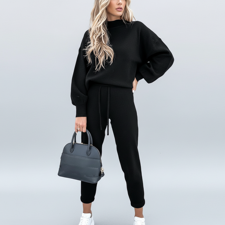 Fashionable women's two-piece loungewear set, cozy knit, soft fabric, ideal for autumn winter