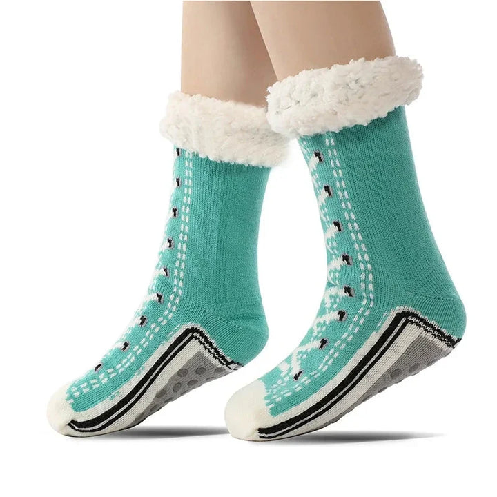 Soft women's no-show sneaker socks with anti-slip grip, ideal for all-day comfort and preventing slips.